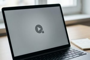 Серый экран видеоплеера с иконкой замка на ноутбуке