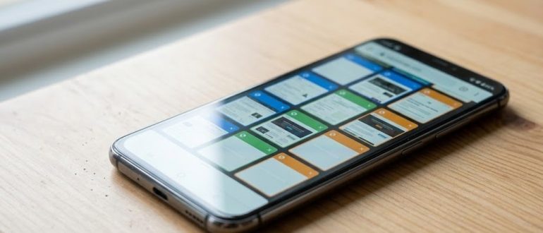 Смартфон на Android с открытыми вкладками браузера, собранными в группы