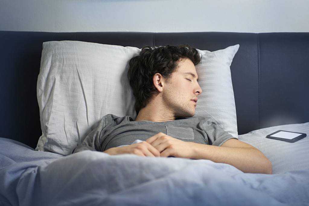 Куда лучше всего класть мобильный телефон во время сна? | informatio.ru