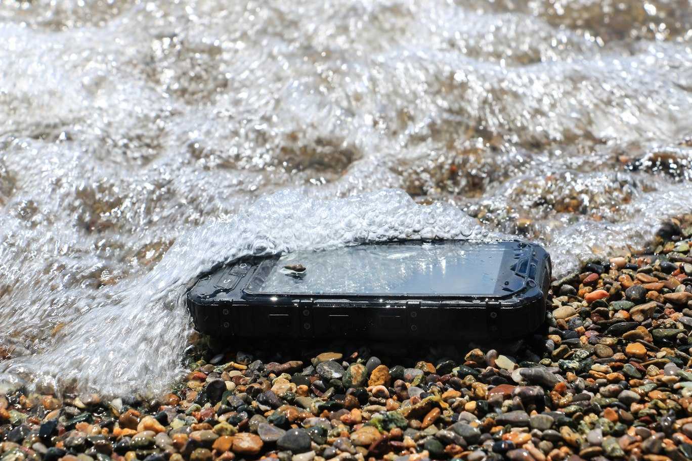 Вода в смартфоне что делать. Смартфон в воде. Смартфон упал в воду. Утопил телефон. Выброшенные смартфоны.