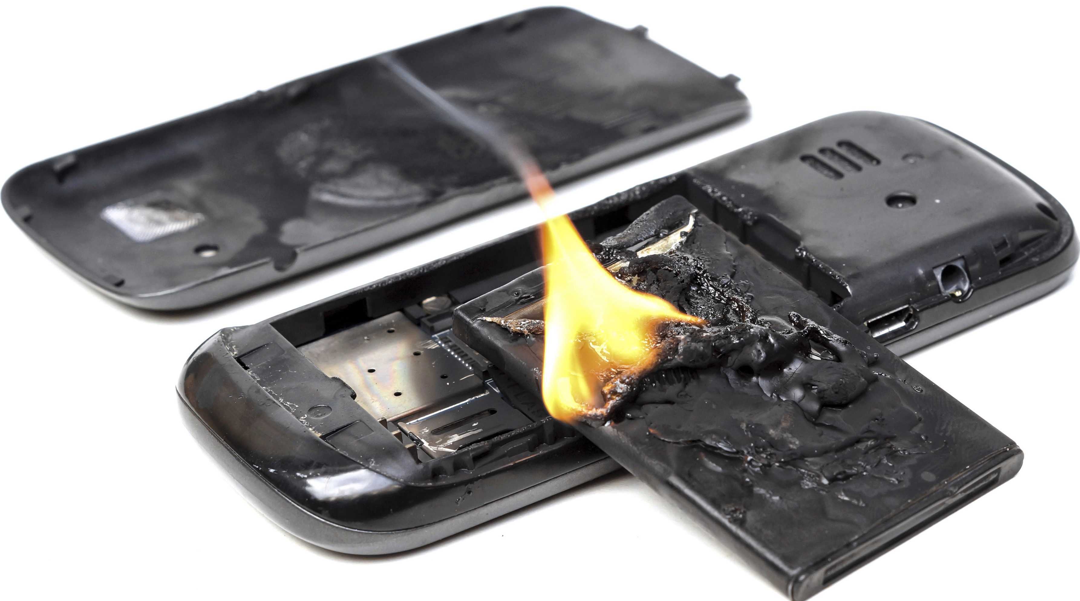 Аккумулятор телефона упал. Взорванный аккумулятор телефона. Взрыв аккумулятора телефона. Взорвалась батарея в телефоне. Сгорел смартфон.