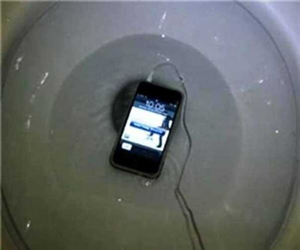 Уронил телефон в воду — что делать