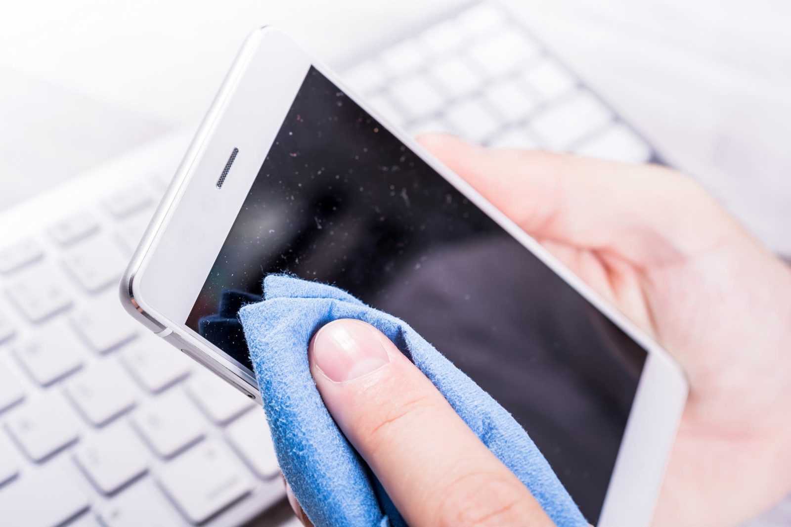 Как очистить экран телефона от жира и пятен