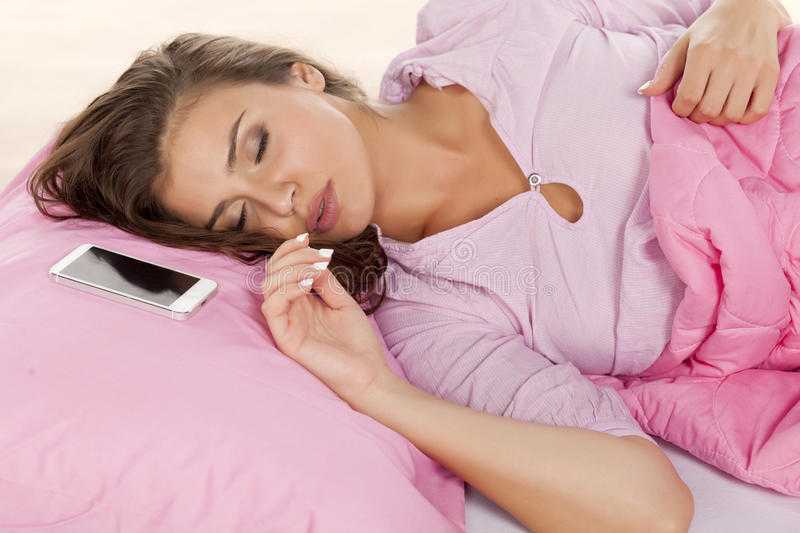 Почему нельзя держать телефон под подушкой
