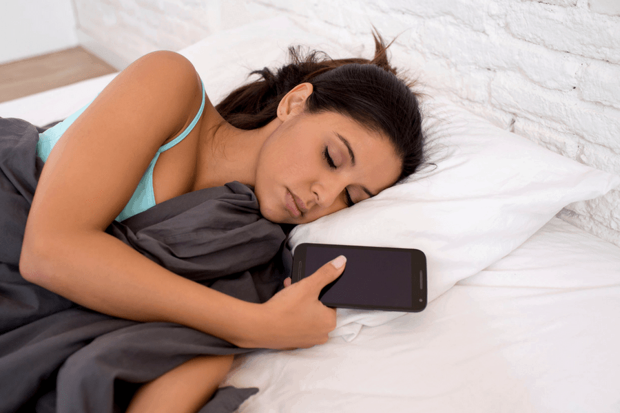 Почему нельзя спать рядом с мобильным телефоном, эксперт объяснил, почему не стоит держать телефон возле подушки