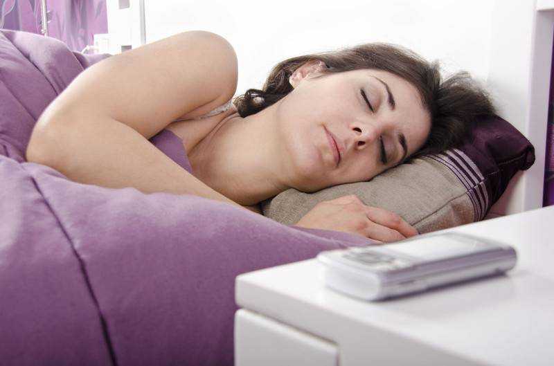 Почему не стоит пользоваться смартфоном перед сном и к чему это может привести
