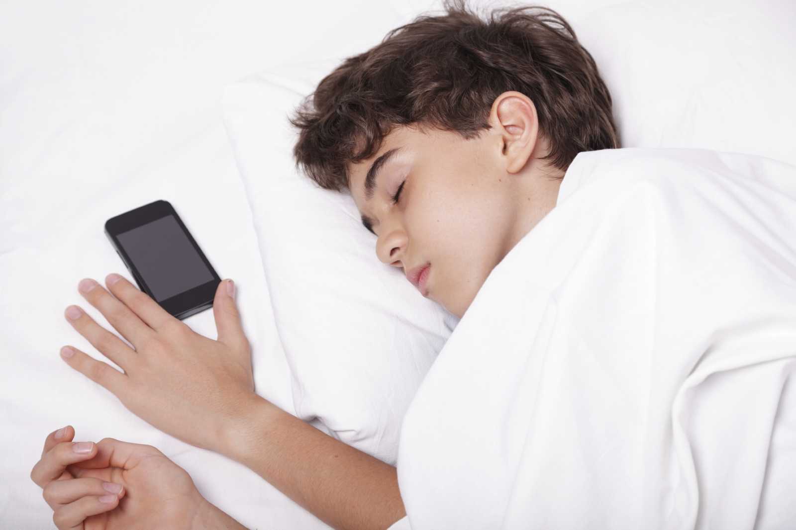 Почему не стоит спать с мобильником под подушкой: 5 причин