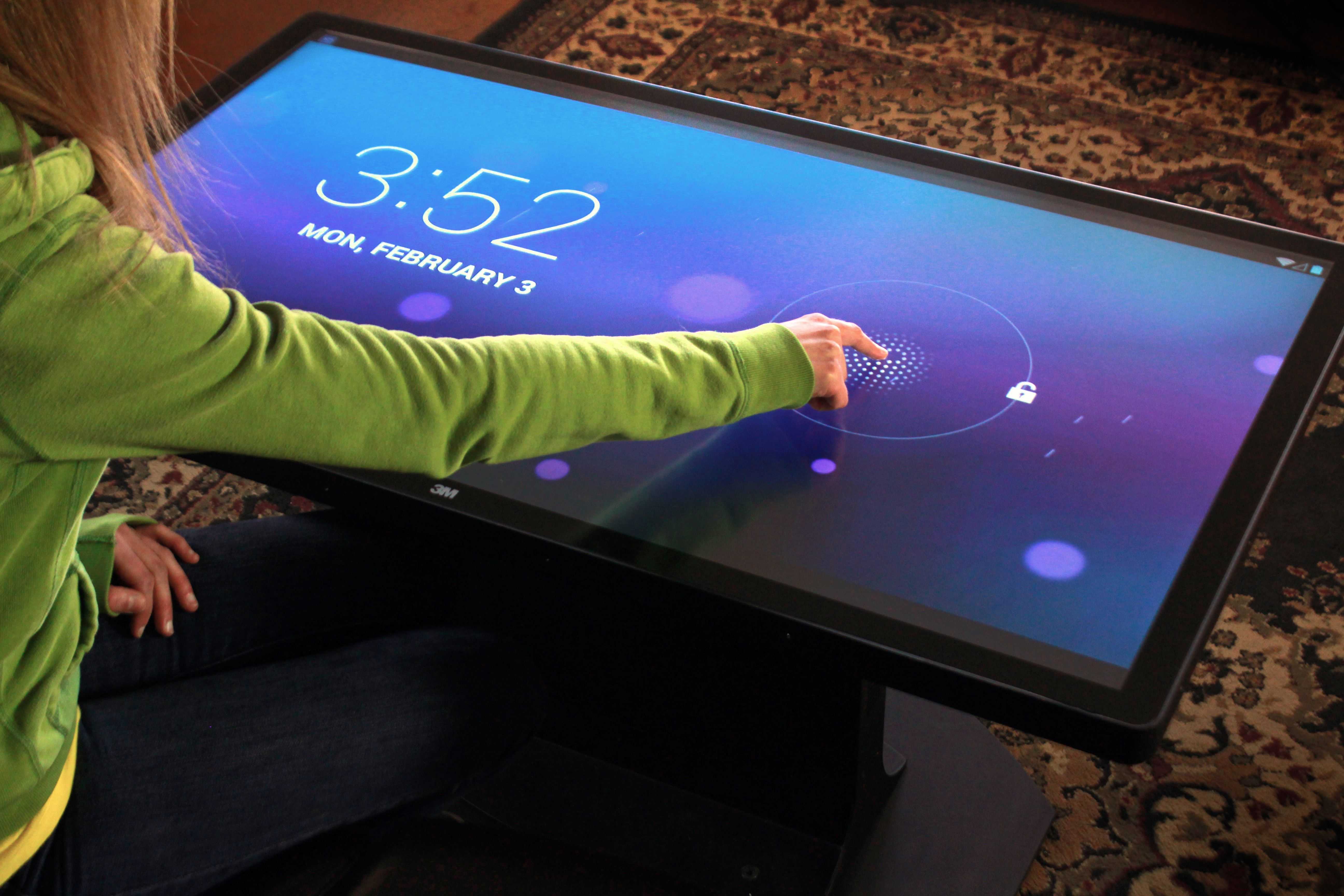 Экран которой можно и получить. Интерактивный стол. Сенсорный стол интерактивный. Большой планшет. Большие сенсорные планшеты.