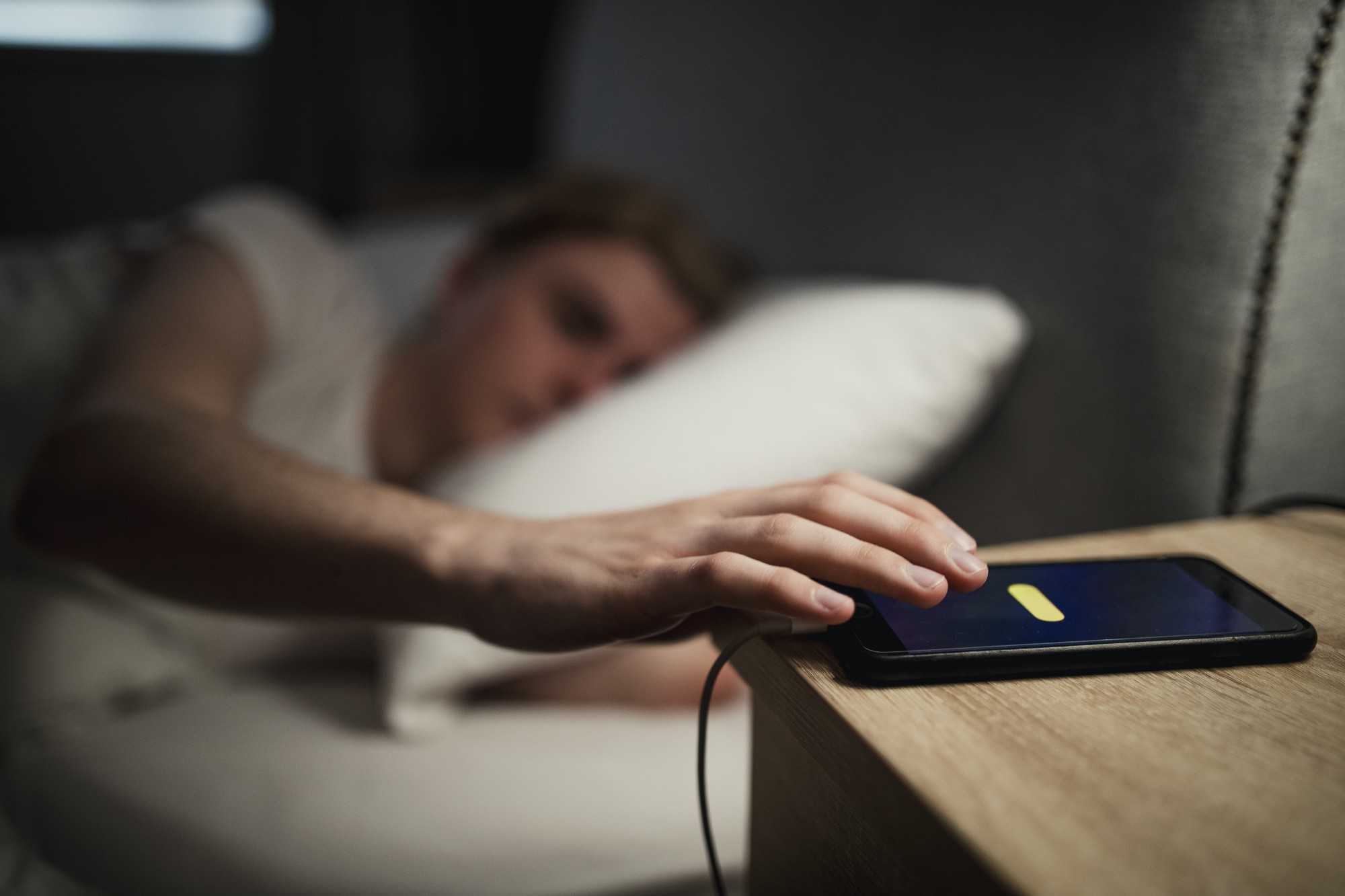 Почему нельзя класть телефон под подушку - насколько это вредно