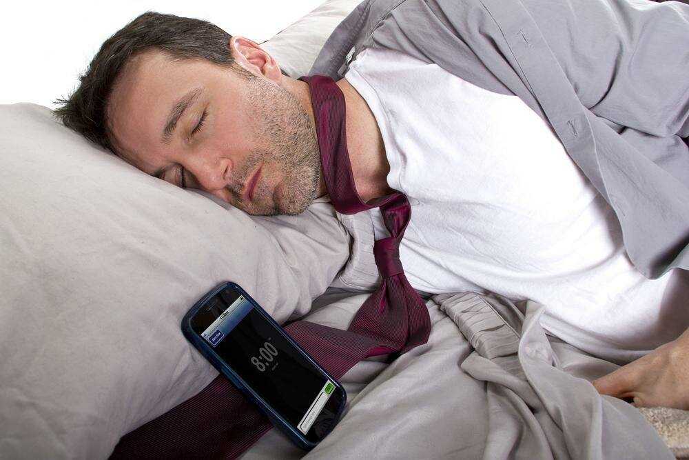 Почему нельзя класть телефон под подушку?