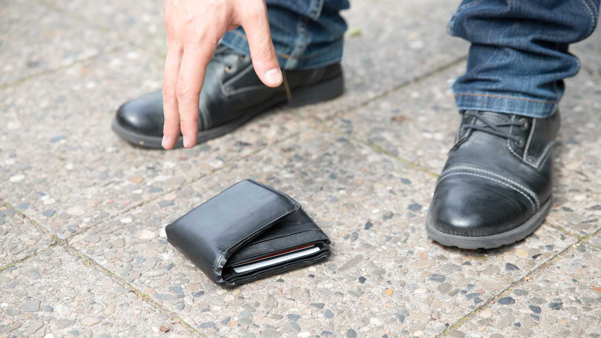 Краденный кошелек. Человек нашел деньги на улице. Утерян кошелек. Утерянные вещи. Найден кошелек.