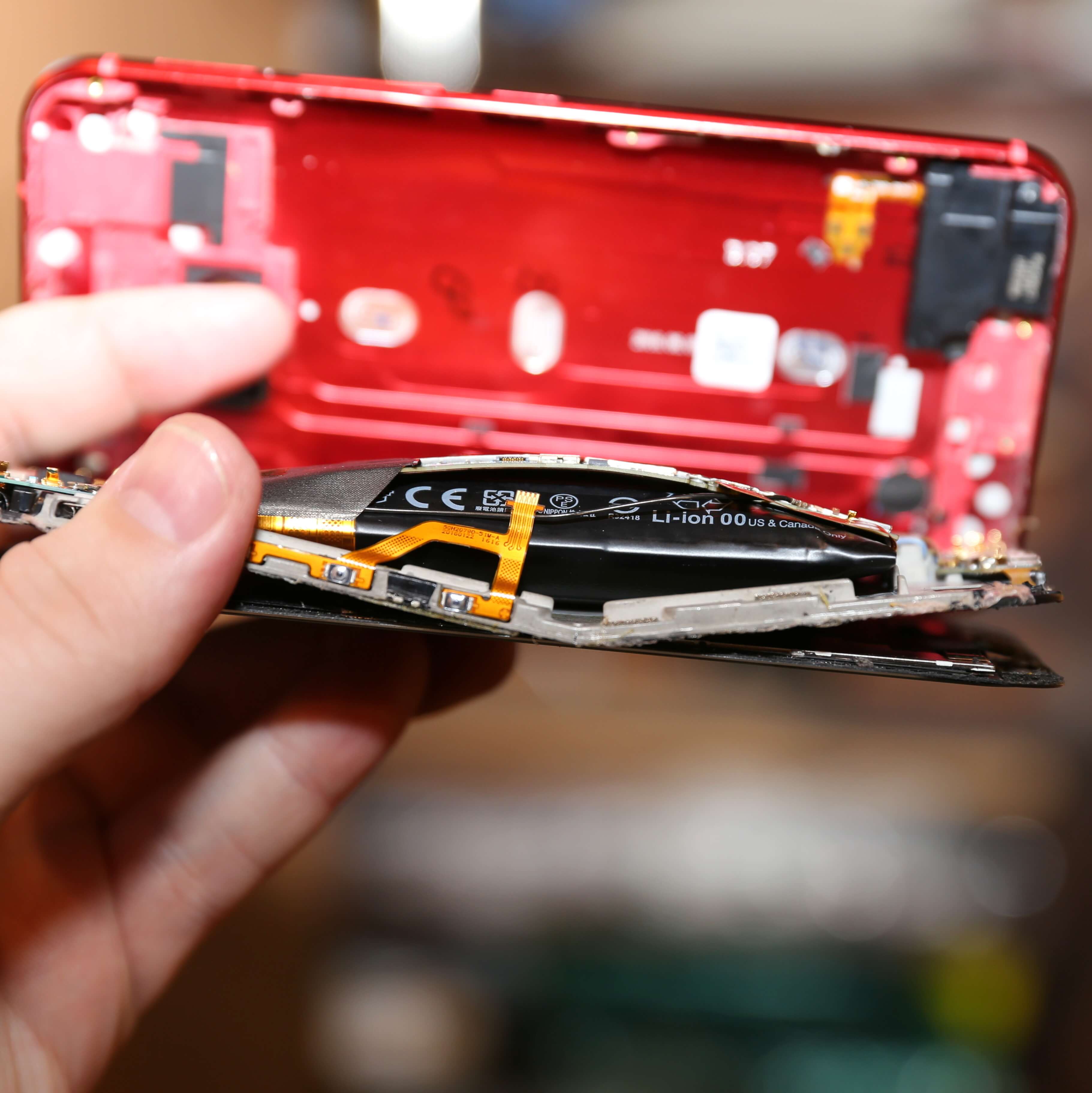 Почему может вздуться батарея смартфона и чем это грозит
