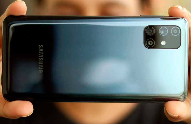 У Samsung вышел Galaxy A52s, который стал улучшенной версией оригинального A52 Он получил мощнейший в своём классе чип, дисплей с частотой 120 Гц и дополнительные 2 ГБ оперативки Но покупать его всё равно не стоит