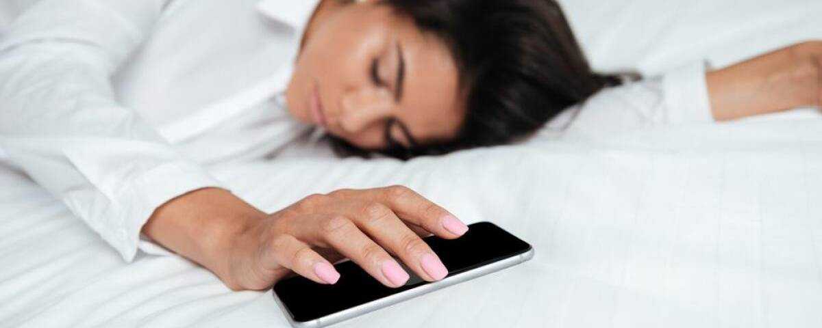 Многие пользователи не расстаются со смартфоном никогда, в том числе и ночью В статье рассказываем, можно ли спать рядом со смартфоном, чем это опасно и как избежать негативных последствий